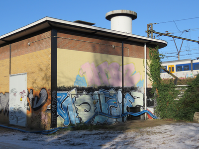 829171 Afbeelding van graffiti op een bedrijfsgebouw van ProRail langs het spoor bij de Cremerstraat te Utrecht.